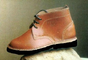 BOTA NIÑO BECERRO SUELA GOMA 22 AL 33.